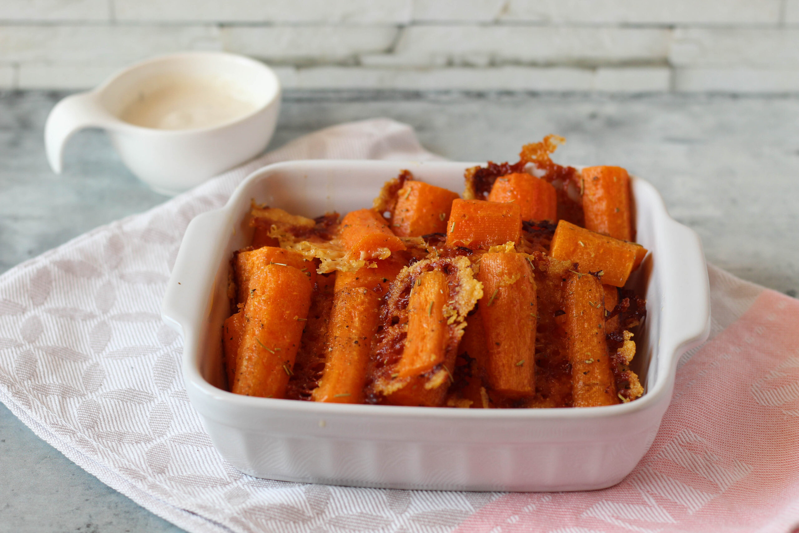 In de oven gebakken wortelen met Parmezaanse kaas