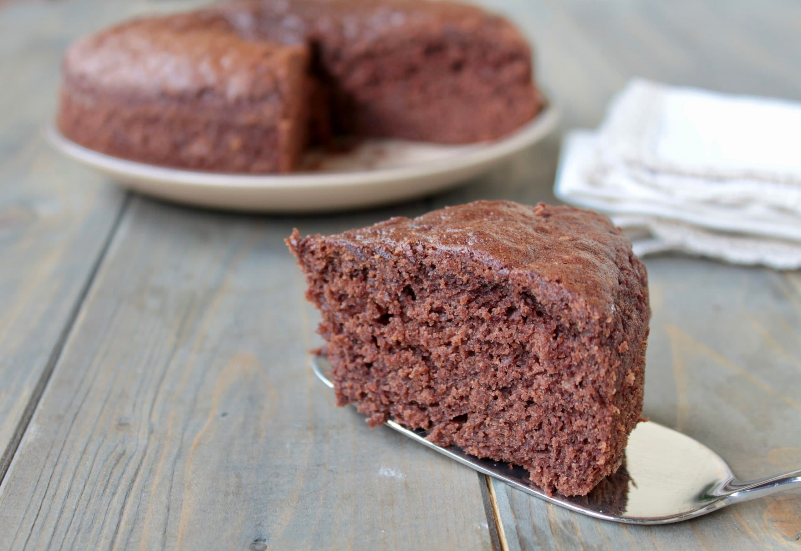 Vegan taart met rijpe bananen en cacao in een airfryer