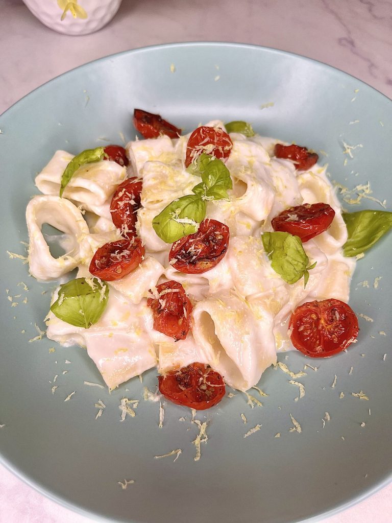 Pasta met ricottacrème, citroen en confit-tomaatjes in de airfryer