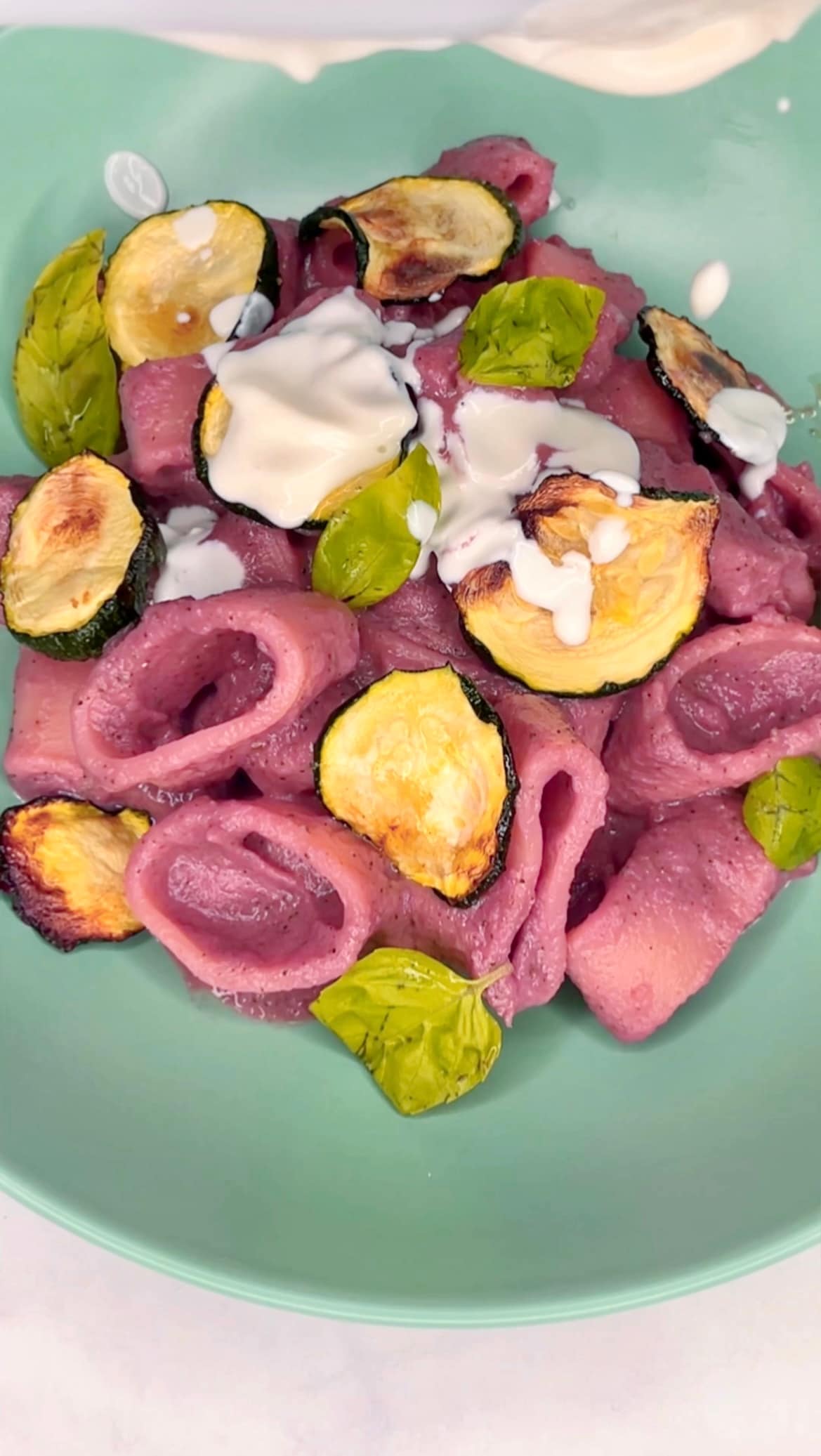 Roze pasta met bietensaus, robiola en courgettes gekookt in heteluchtfriteuse