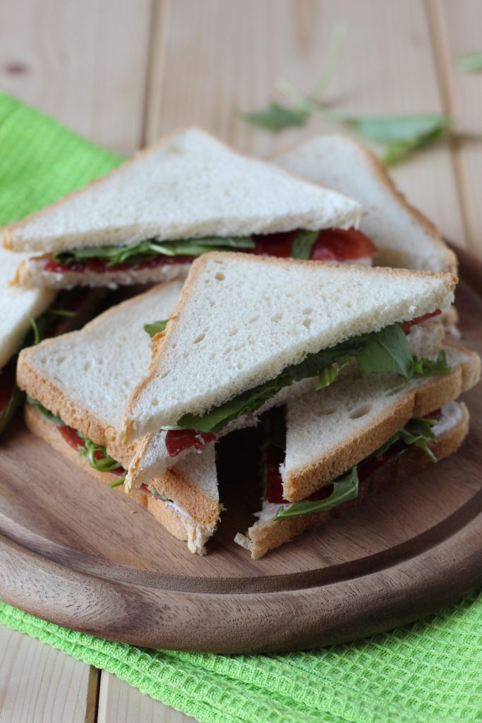 sandwiches van witbrood met bresaola en rucola