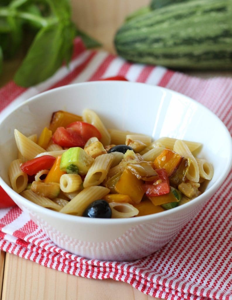koude pasta met paprika en courgette