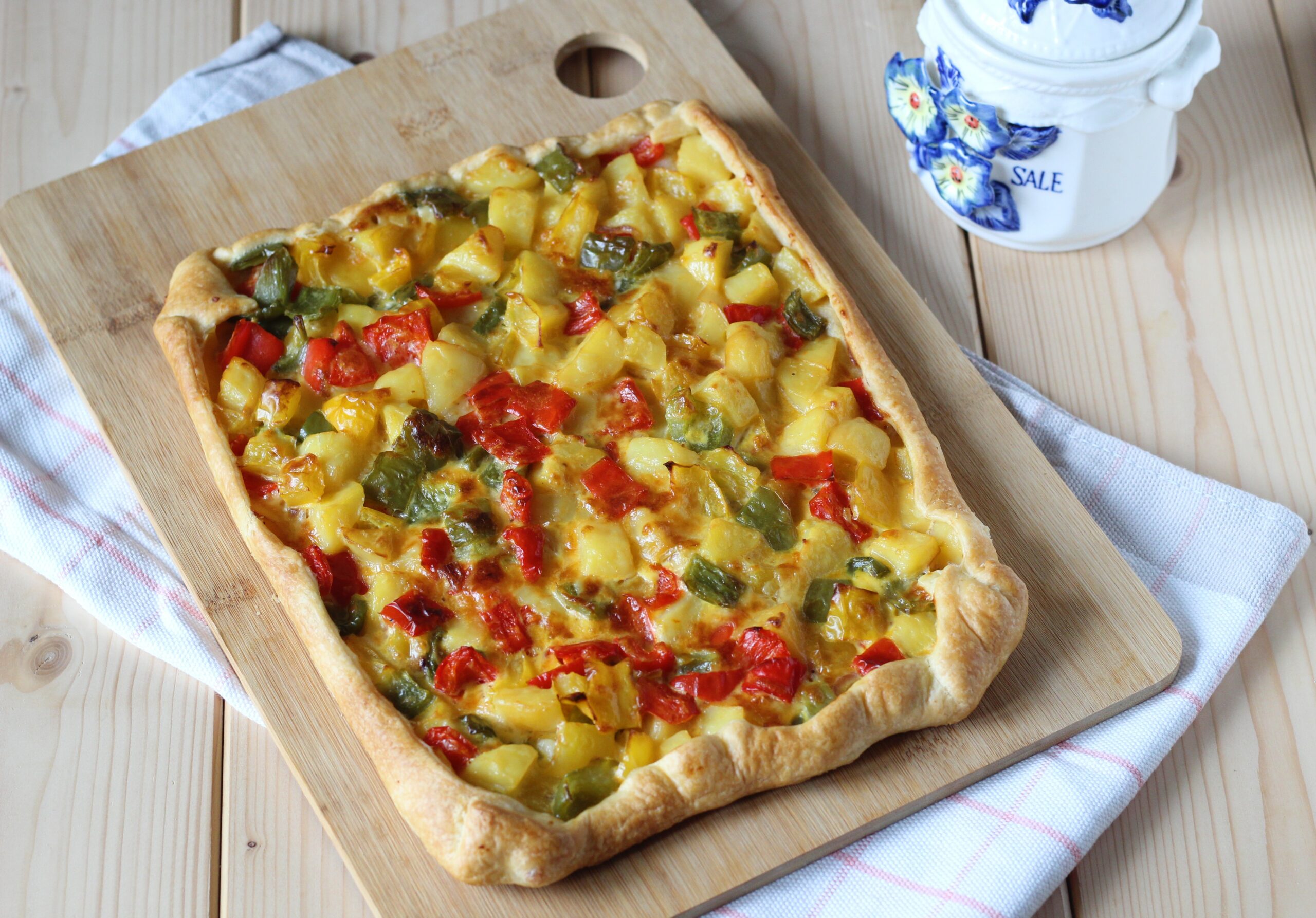 Hartige taart van bladerdeeg met paprika en aardappelen