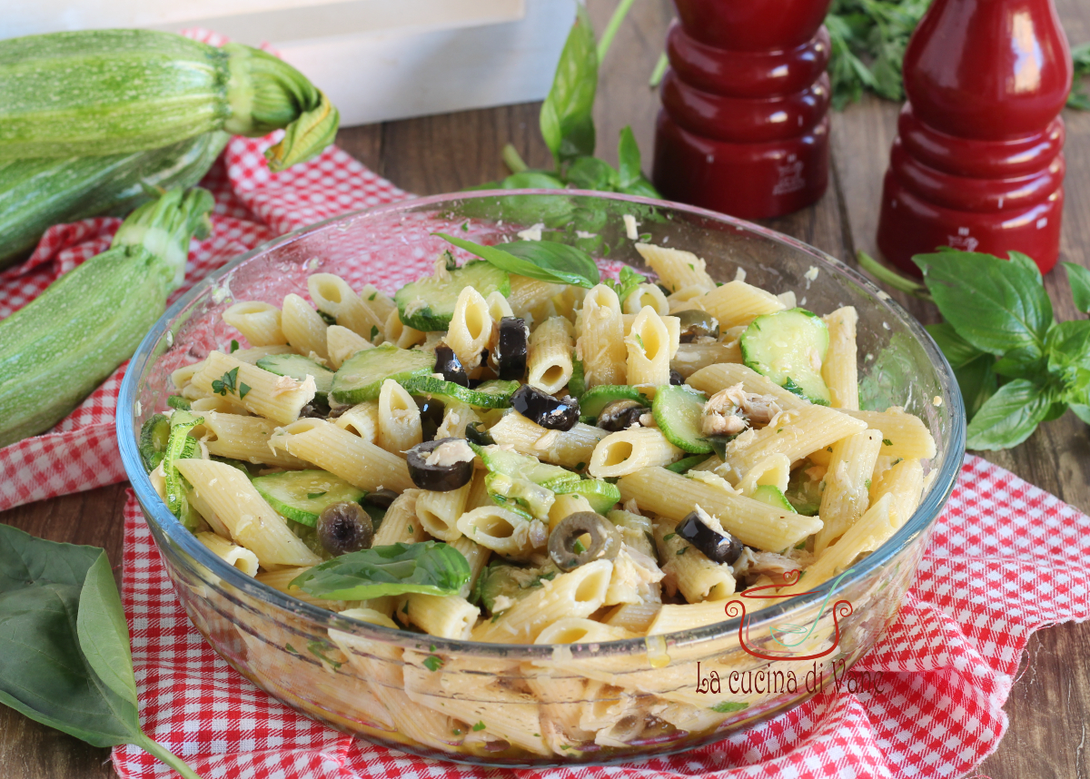 KOUDE PASTA MET COURGETTE TONIJN EN OLIJVEN