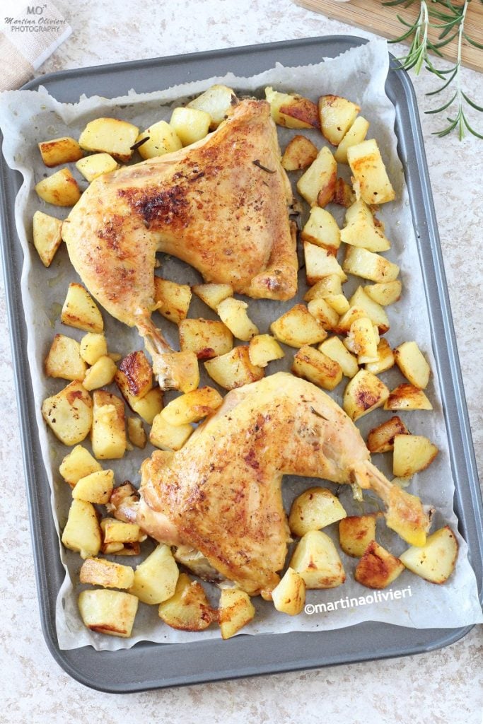 Kippenbouten en aardappelen uit de oven