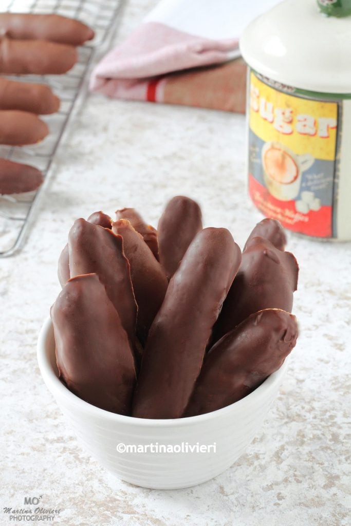 Koekjesstaafjes bedekt met chocolade