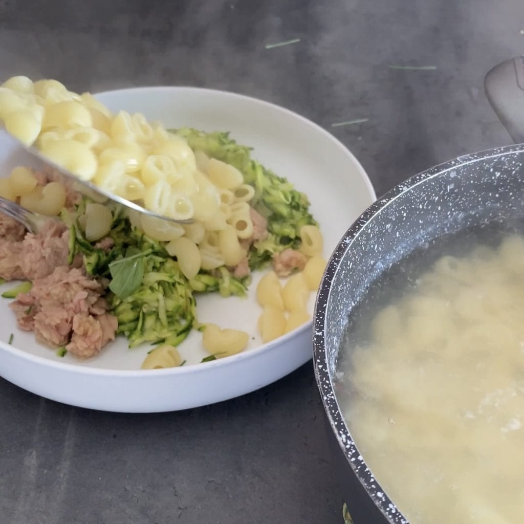 Koude pasta courgette tonijn