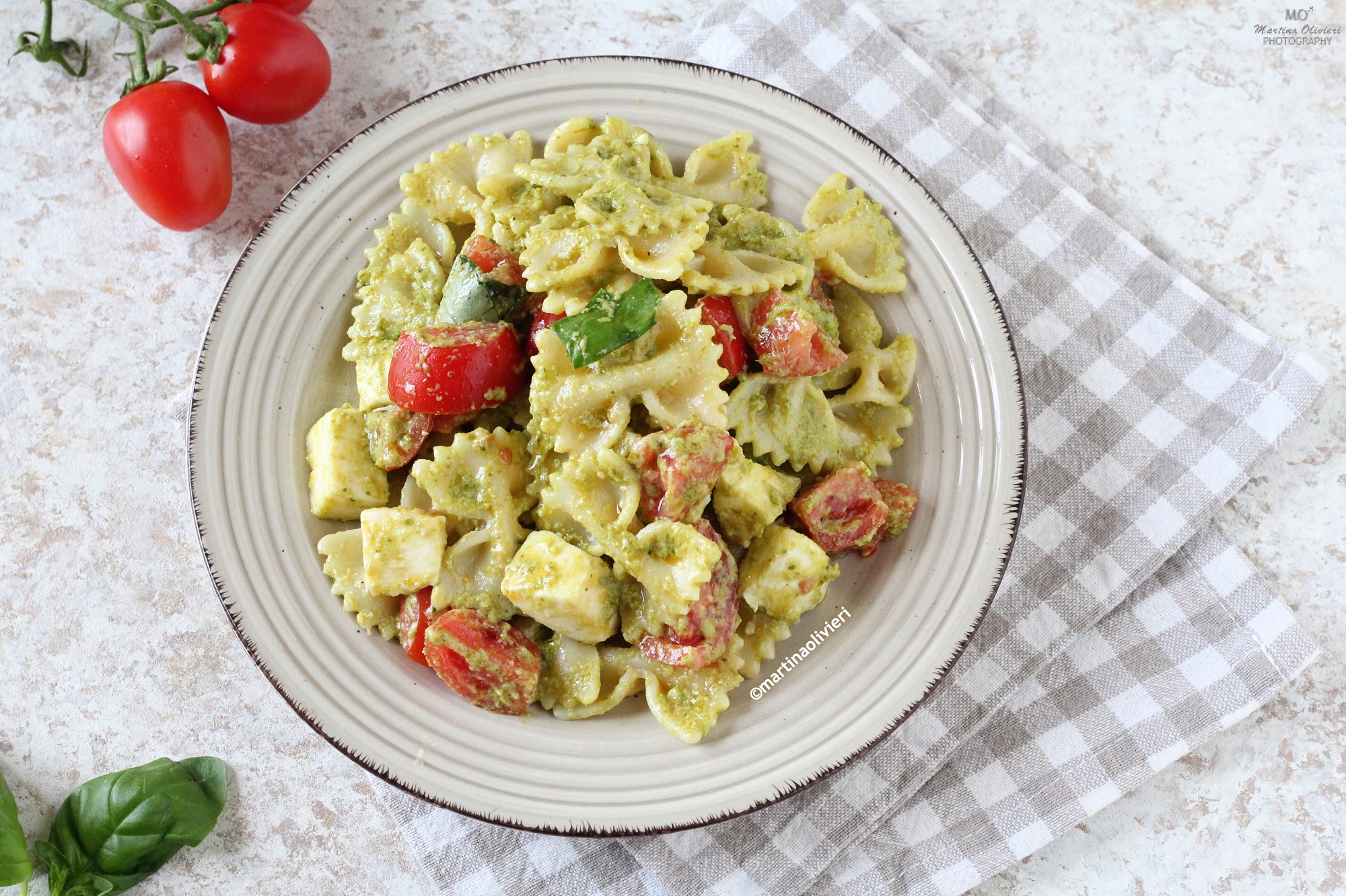 Koude pasta met mozzarella, cherrytomaatjes en pesto