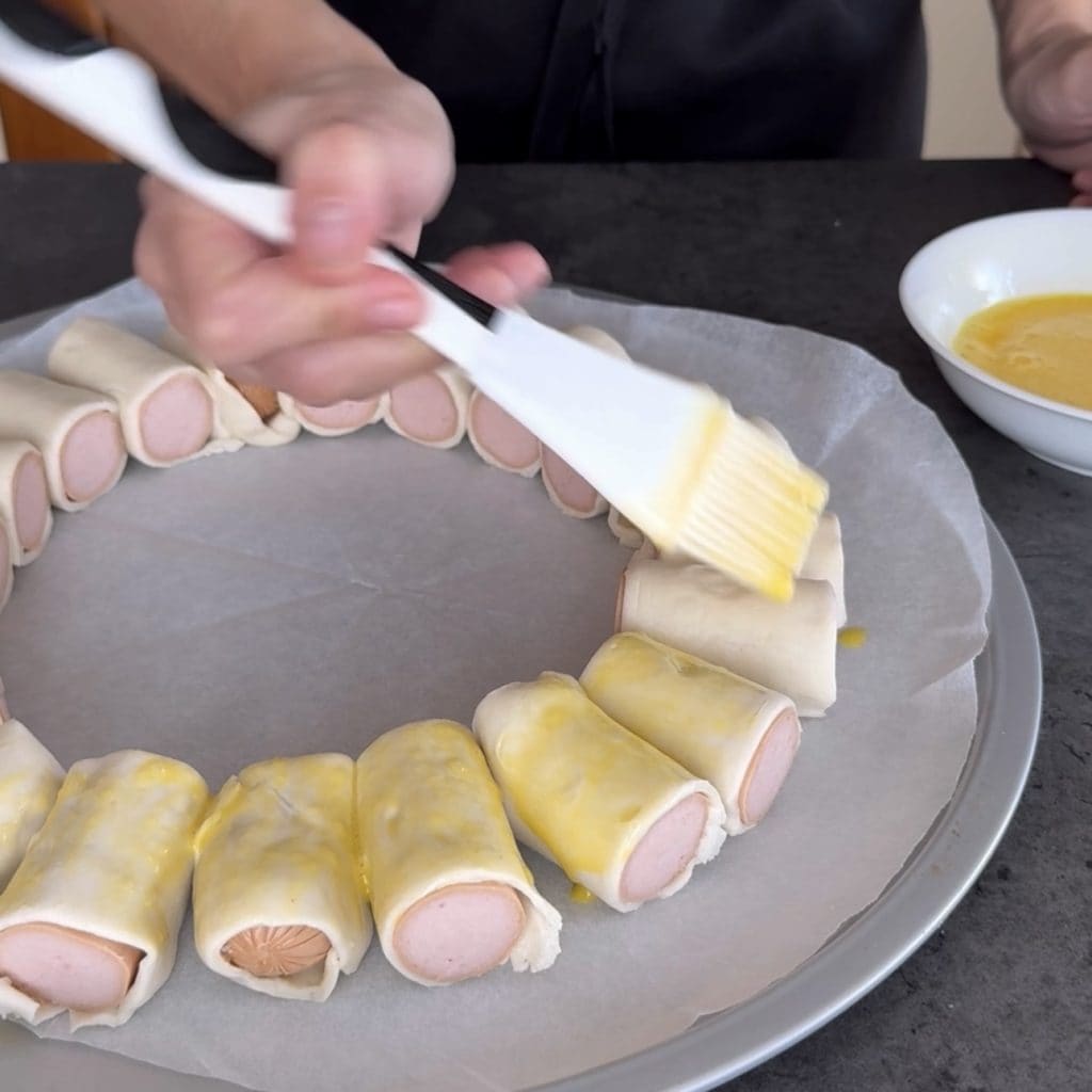 Krans met deegpakketjes met worstjes