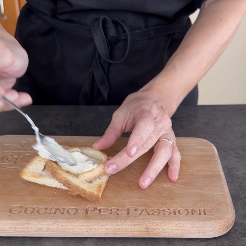 Mandje van toastbrood met zalm en avocado