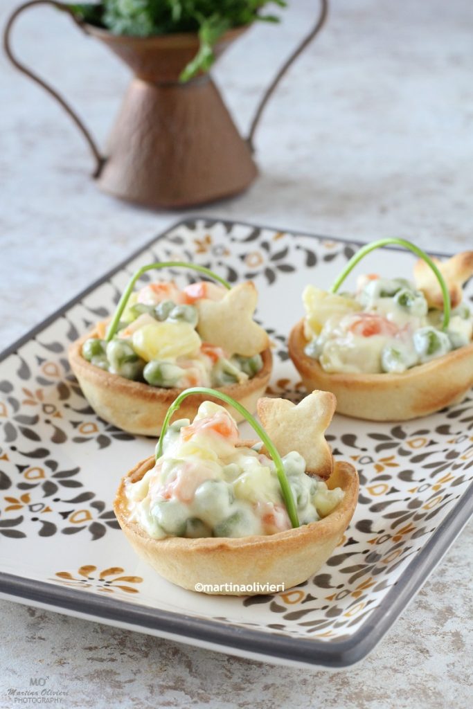 Mandjes met vegetarische Russische salade