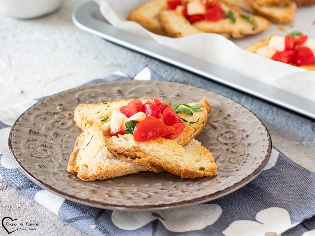 Mandjes met brood alla caprese