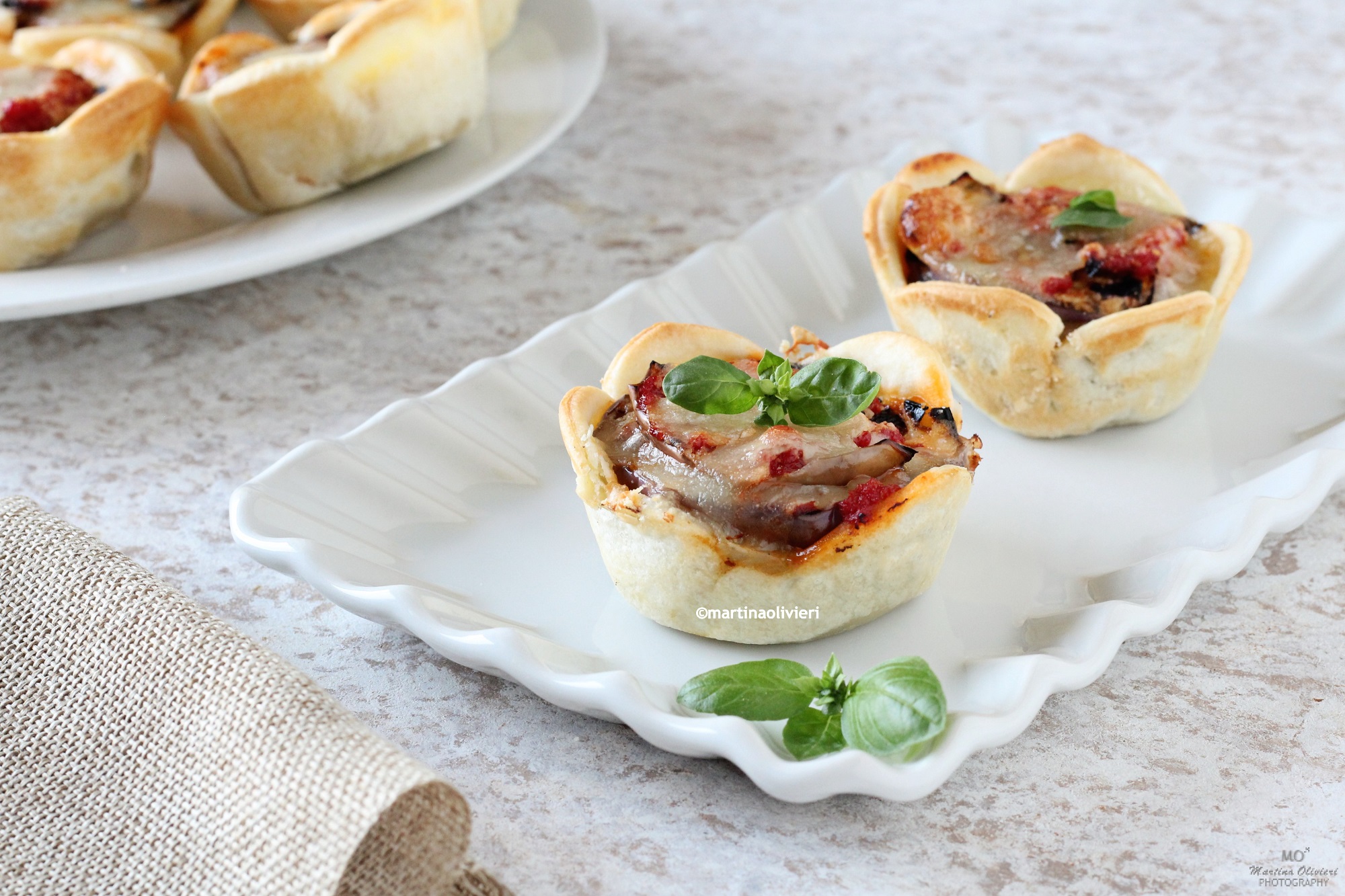 Bladerdeegmandjes met aubergine parmigiana