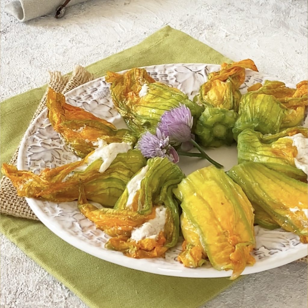 Met bloemen gevulde courgettebloemen en tonijn