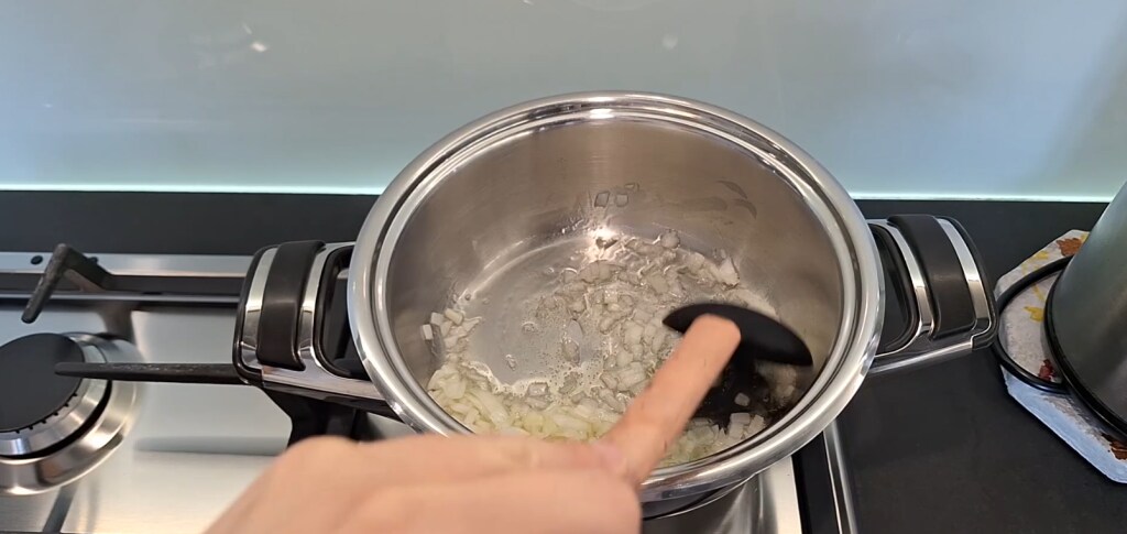 Ui en olie aan het fruiten in de pan