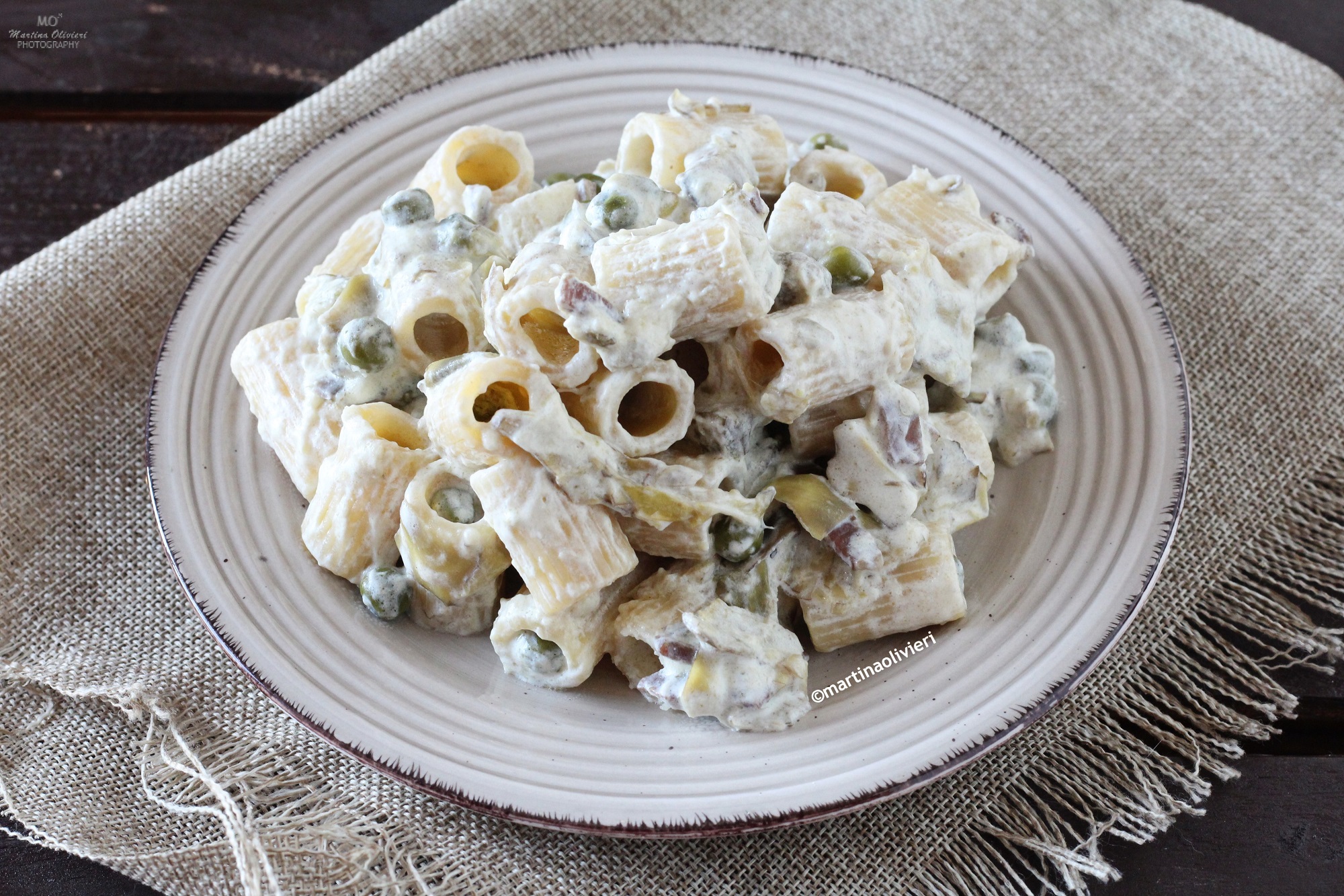 Pasta met artisjokken, erwten en ham