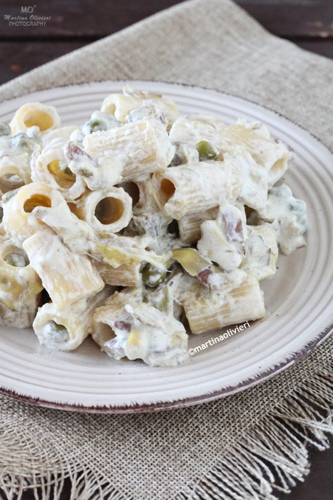 Pasta met artisjokken, erwten en ham