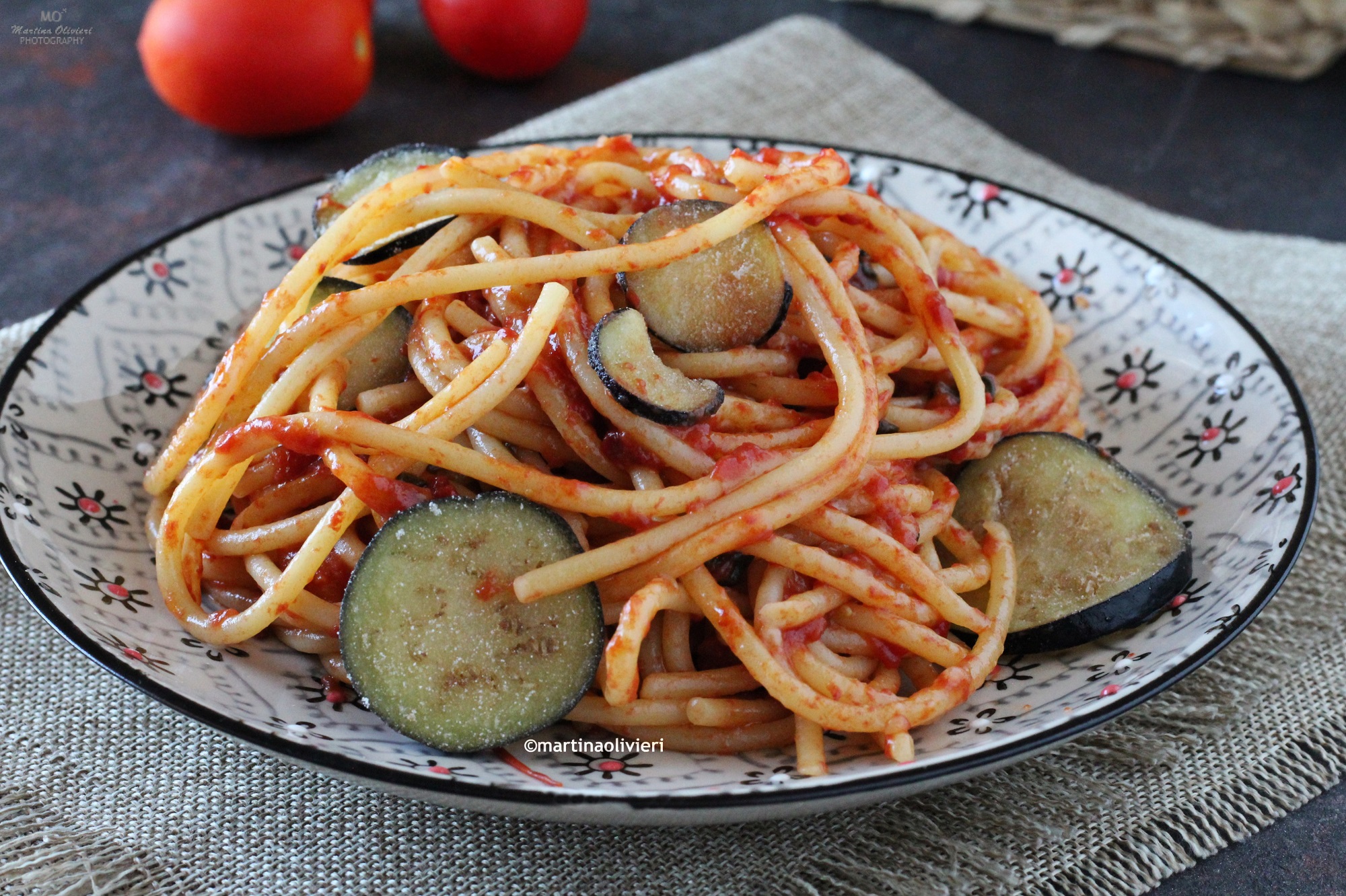 Pasta met cherrytomaten en auberginechips