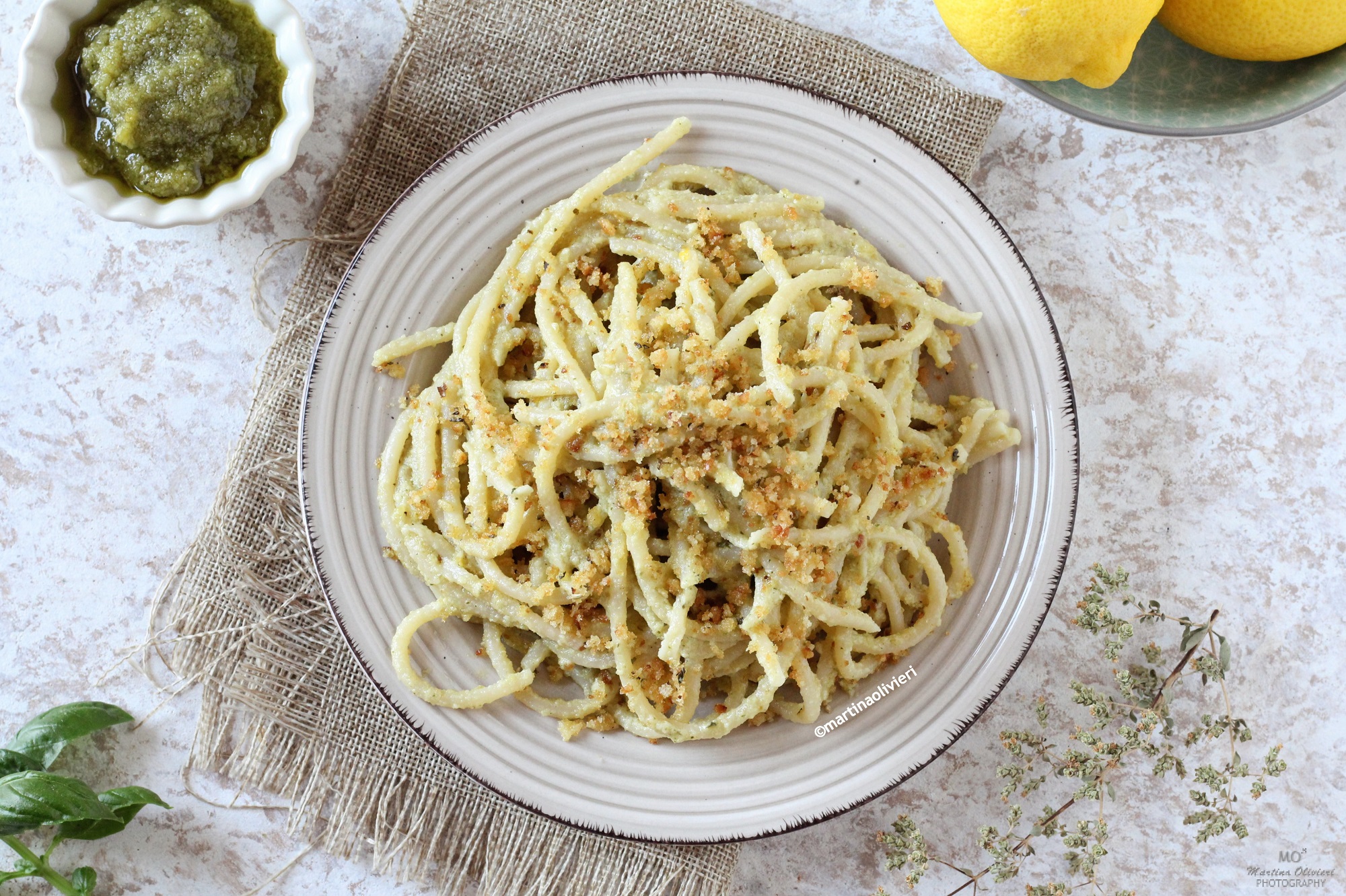 Pasta met citroenpesto en krokante broodkruimels