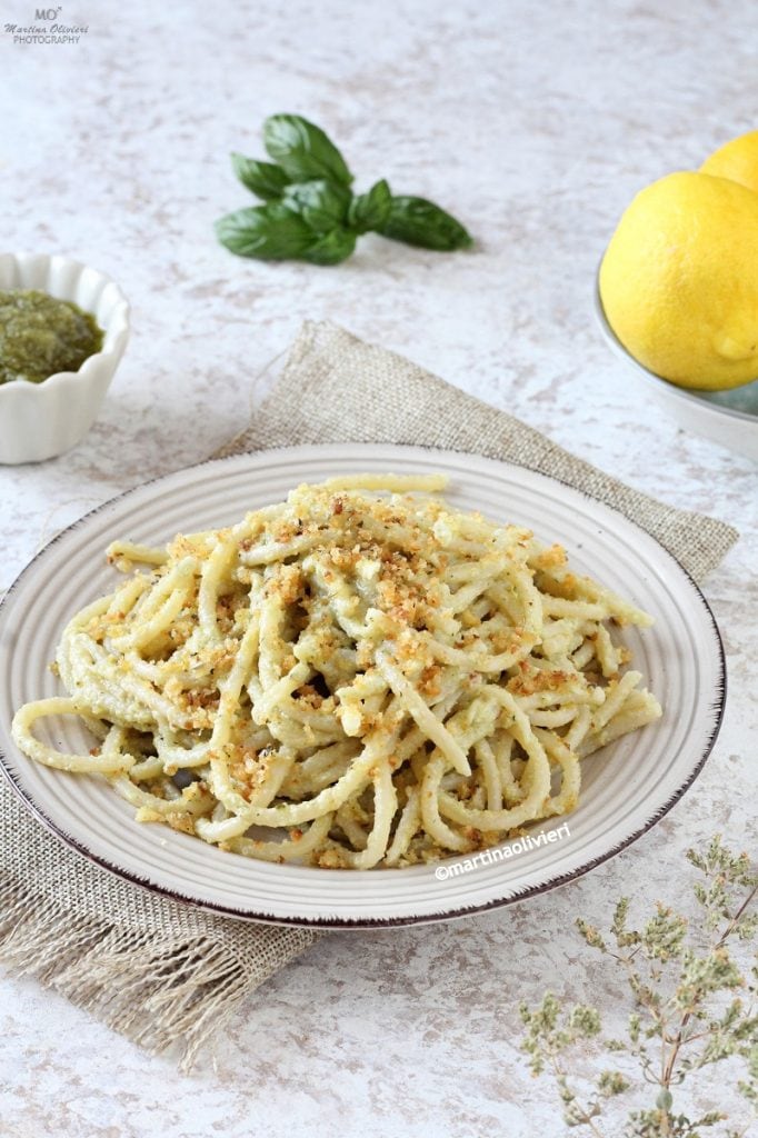 Pasta met citroenpesto en krokante broodkruimels
