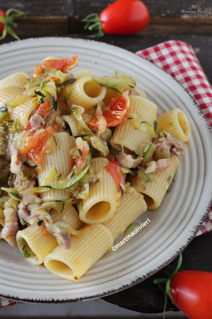 Pasta met courgettes, spek en cherrytomaten