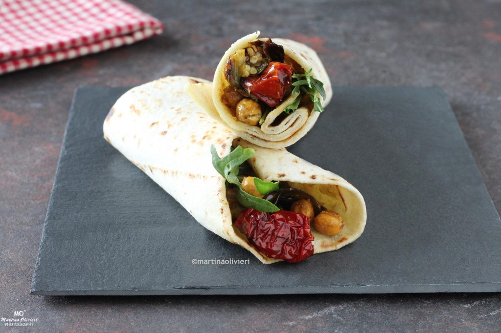 Piadina met krokante kikkererwten, groene paprika en geroosterde tomaten