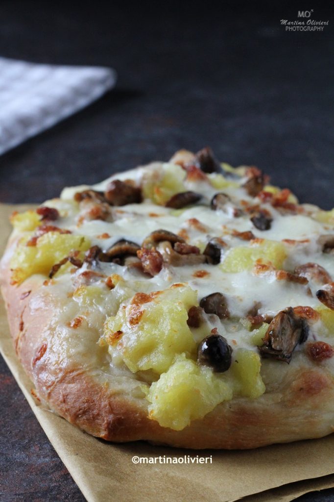 Pizza met aardappelen, worst en champignons