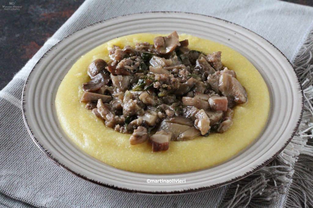 Polenta met paddenstoelen en worst