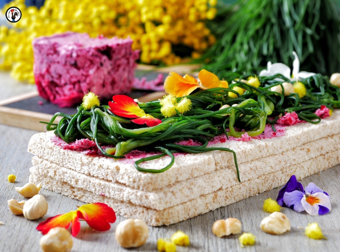 Roze sandwich met rode biet – Met bieslook en eetbare bloemen