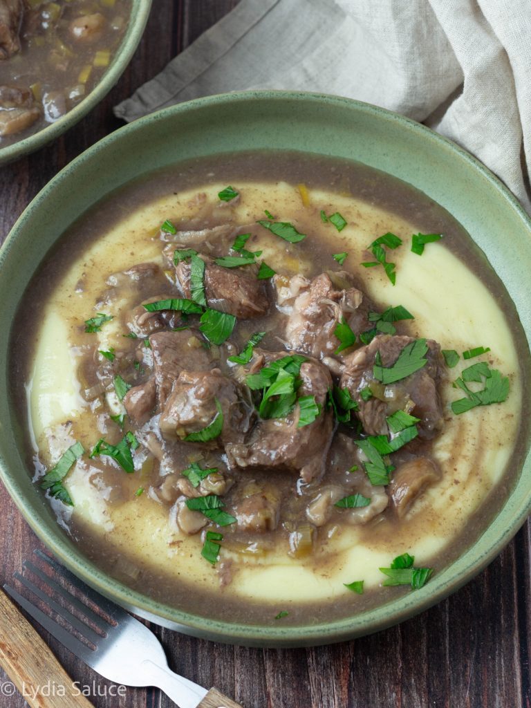 Rundvleesstoofpot met kastanjes en rode wijn in slow cooker