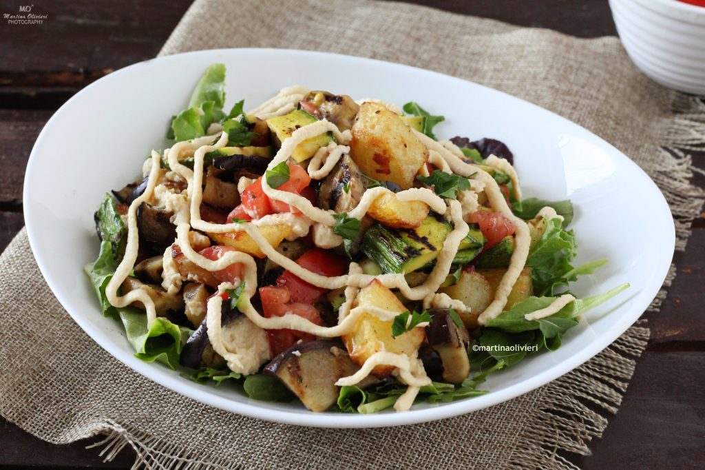 Salade met gegrilde groenten en kikkererwtenhummus
