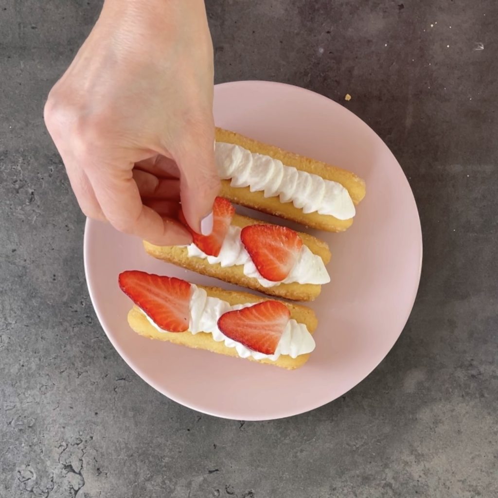 Savoiardi en aardbei dessertjes