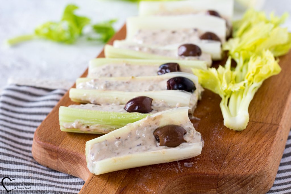 Selderijbootjes met tonijnsaus