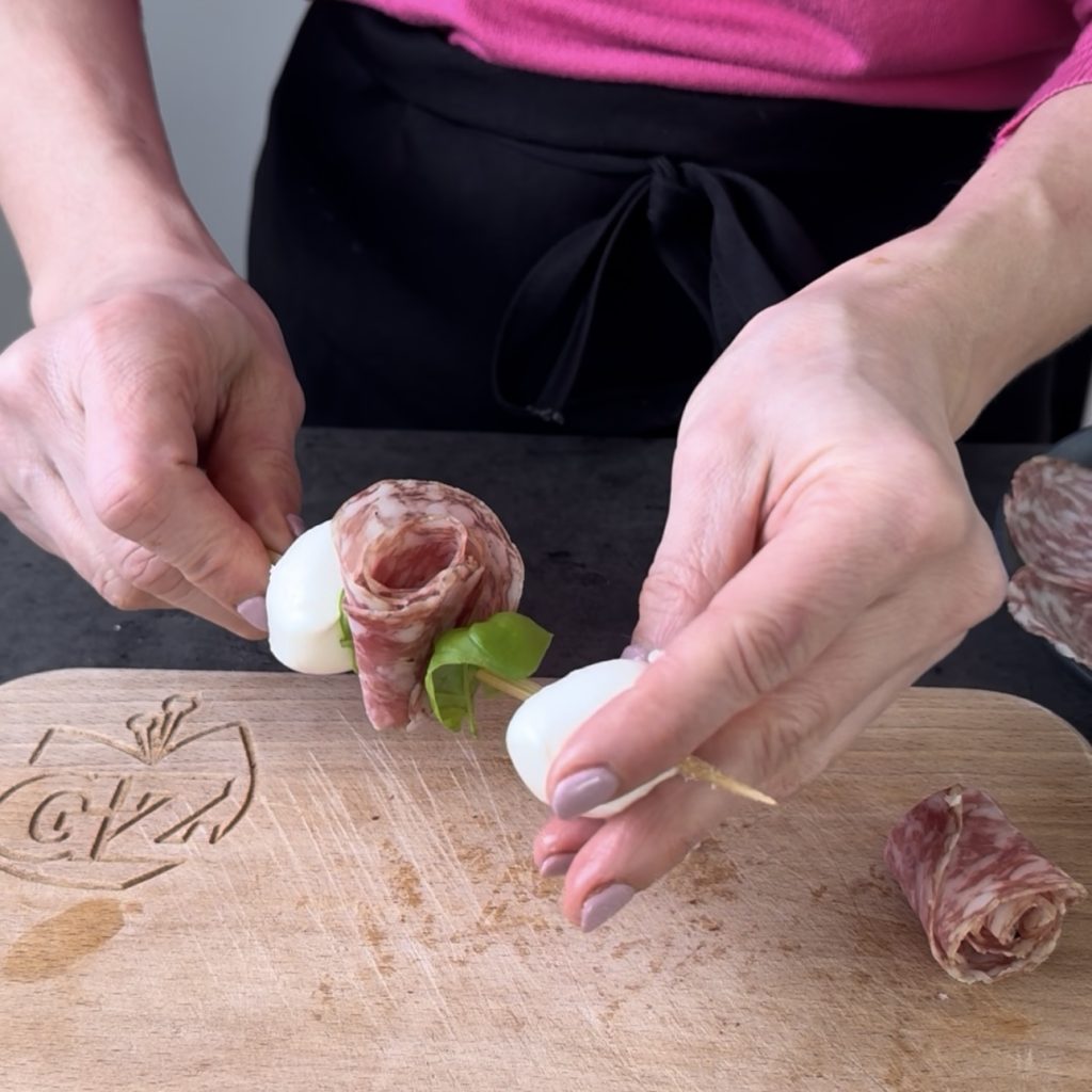 Spiesjes met mozzarellabolletjes en salami