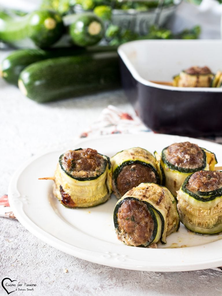 Spiesjes van vlees en courgette