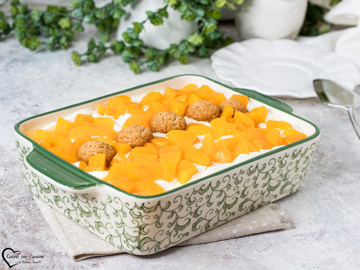 TAART MET GEKONFIJTE PERZIKKEN EN YOGHURT