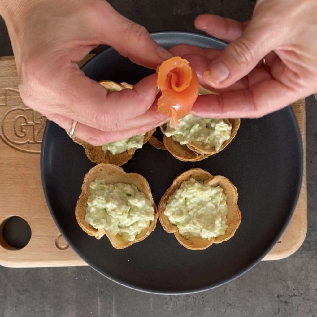 Tacoschuitjes met avocado en zalm