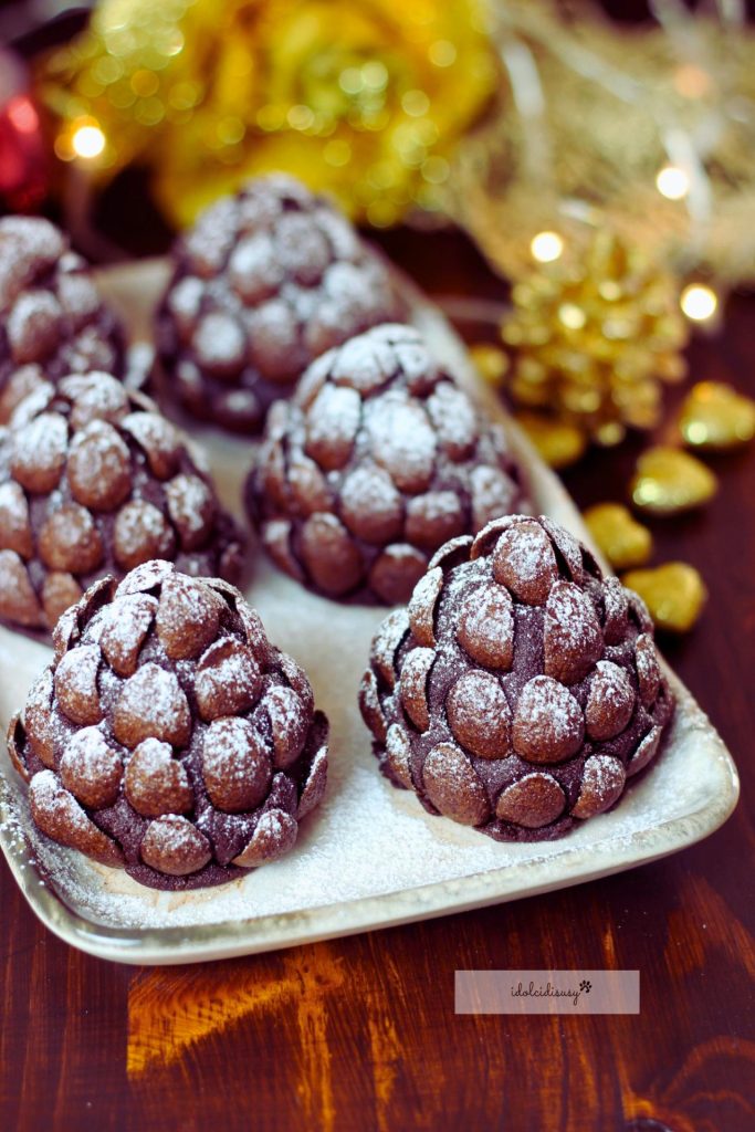 eenvoudige en ongekookte kerstdennenappels met chocolade