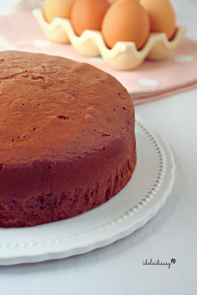 luchtige cacao biscuit met eieren op de achtergrond