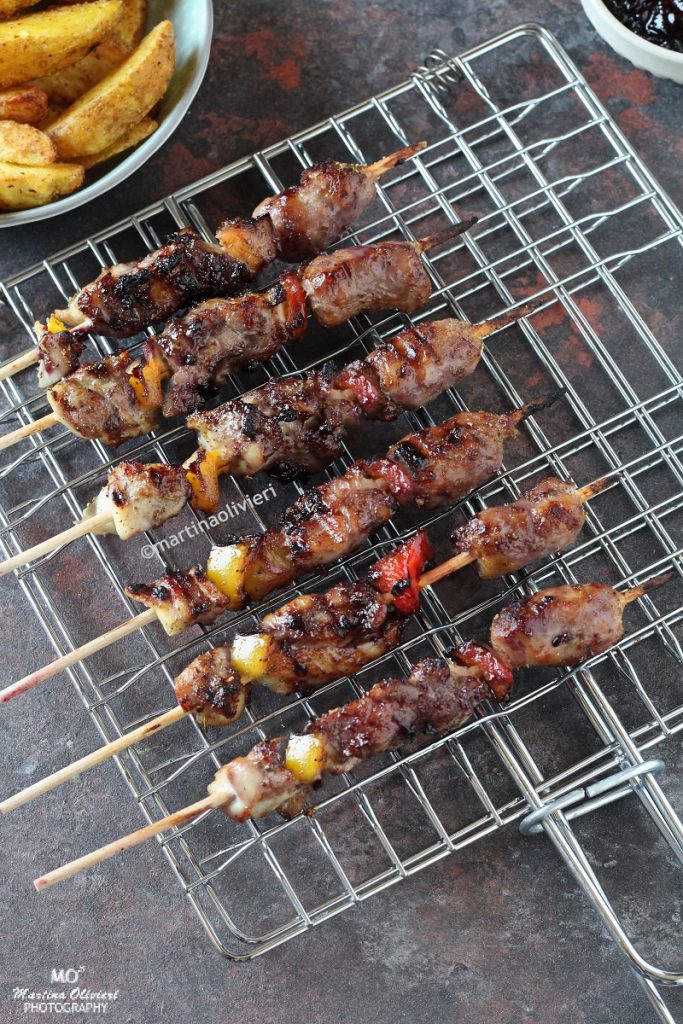 Vleesspiesjes met bosbessensaus