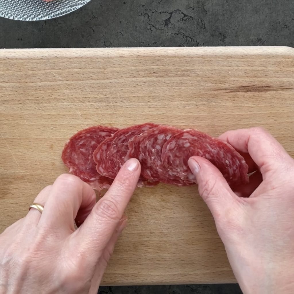 Voorgerecht met kaas en hertensalami