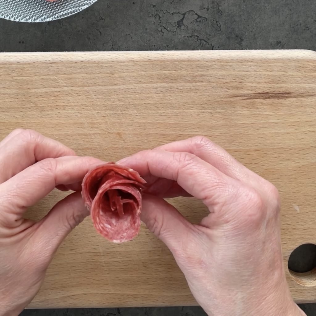 Voorgerecht met kaas en hertensalami