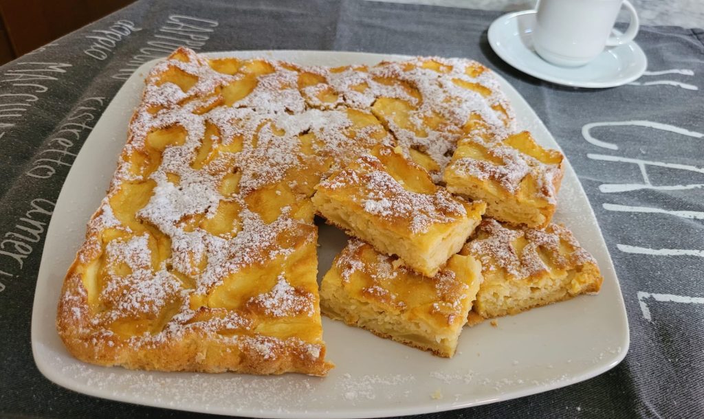 Appeltaart met een lepel in heteluchtfriteuse