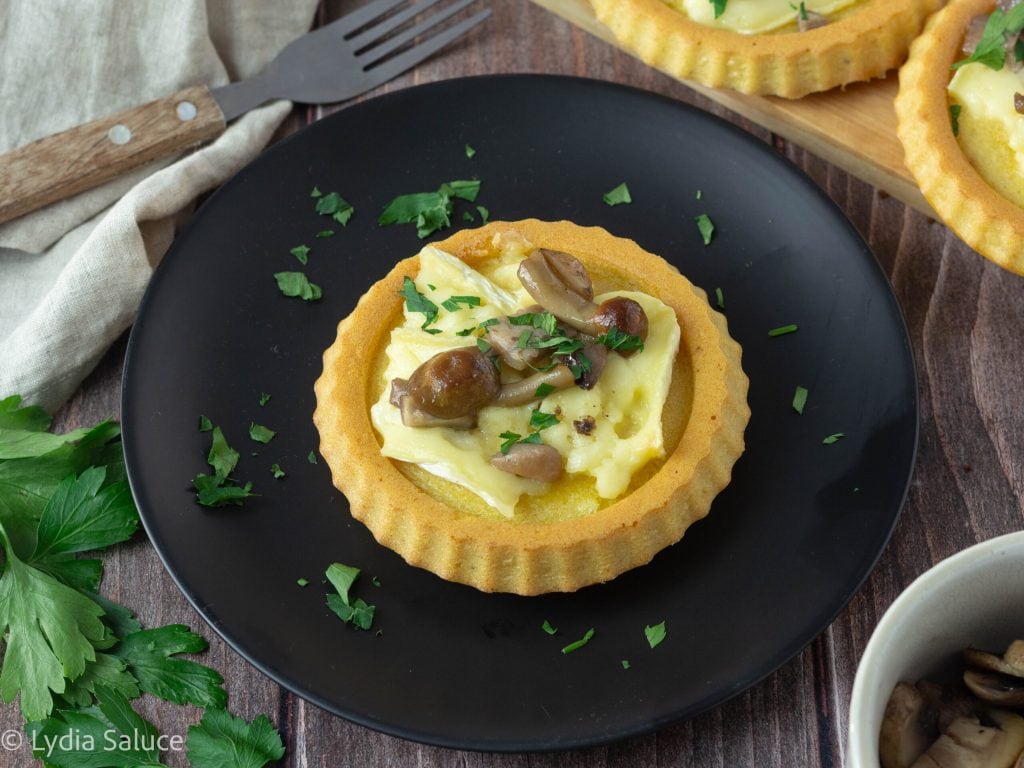 Zachte hartige taart met champignons en brie