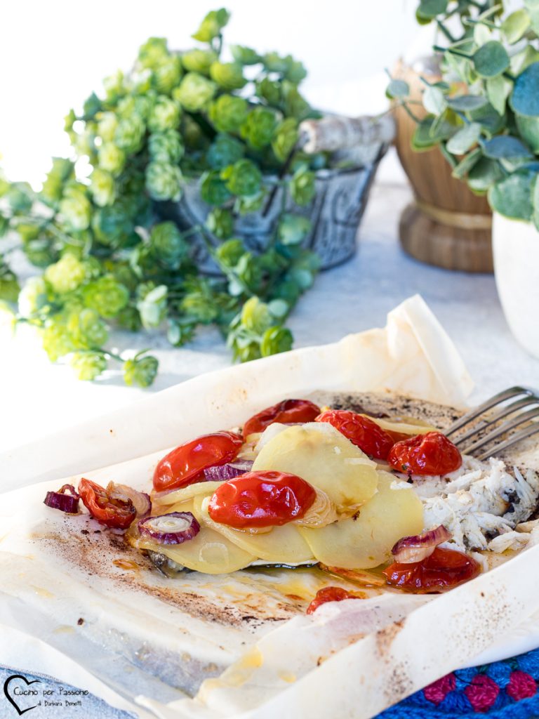 Zeedoraden in folie met aardappelen en cherrytomaatjes