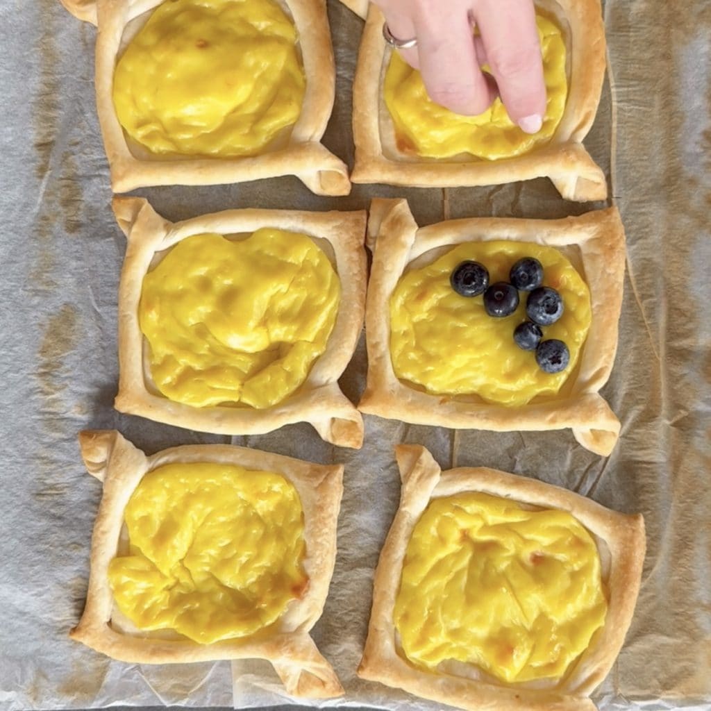 Zoete bladerdeegmandjes