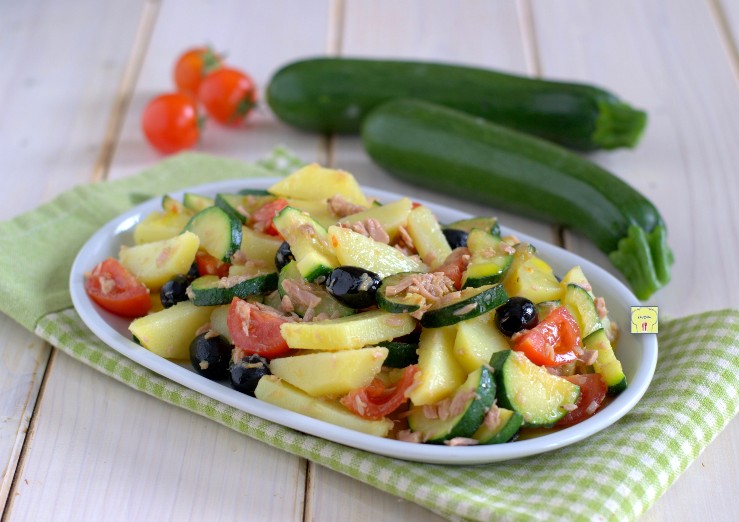 Aardappelsalade met tonijn en courgettes