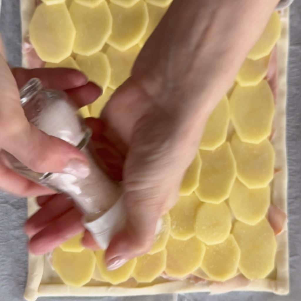 bladerdeeg met aardappelschijfjes