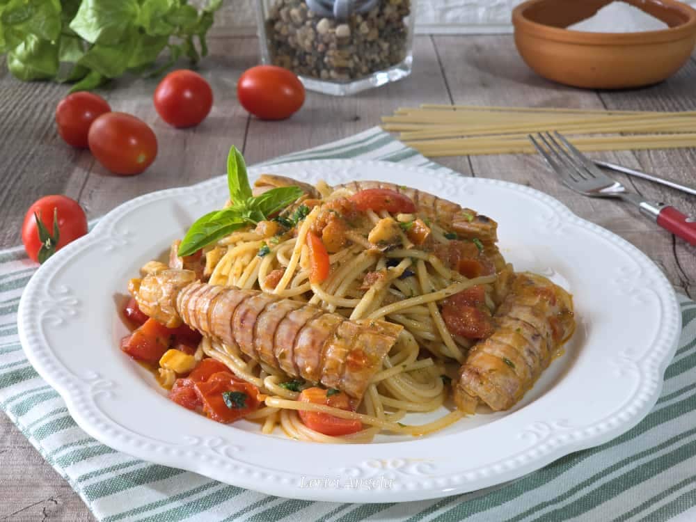 Spaghetti met garnalen in een eenvoudige en smakelijke saus