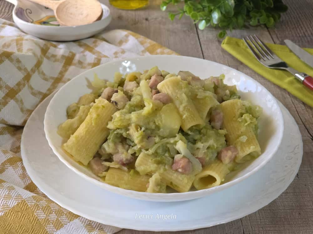 Pasta met savooiekool, aardappelen en spekjes